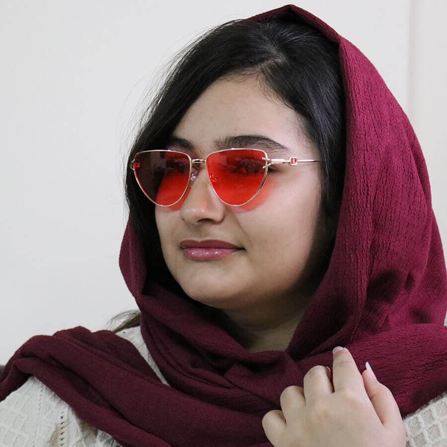 عینک دید در شب زنانه با فریم مثلثی شکل، رنگ طلایی و عدسی زرد رنگ برند دیتیای مدل 7641 — تصویر ۷