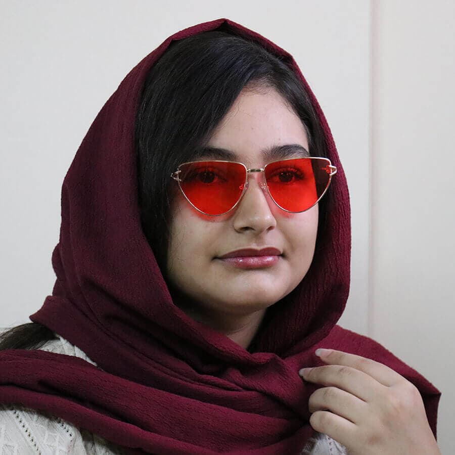 عینک دید در شب زنانه با فریم مثلثی شکل، رنگ طلایی و عدسی زرد رنگ برند دیتیای مدل 7641 — تصویر ۲