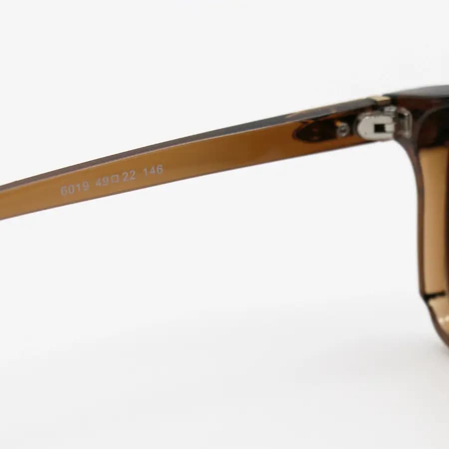 عینک آفتابی Moscot با فریم مربعی شکل، رنگ قهوه‌ای براق و عدسی قهوه‌ای سایه روشن مدل 6019 — تصویر ۷