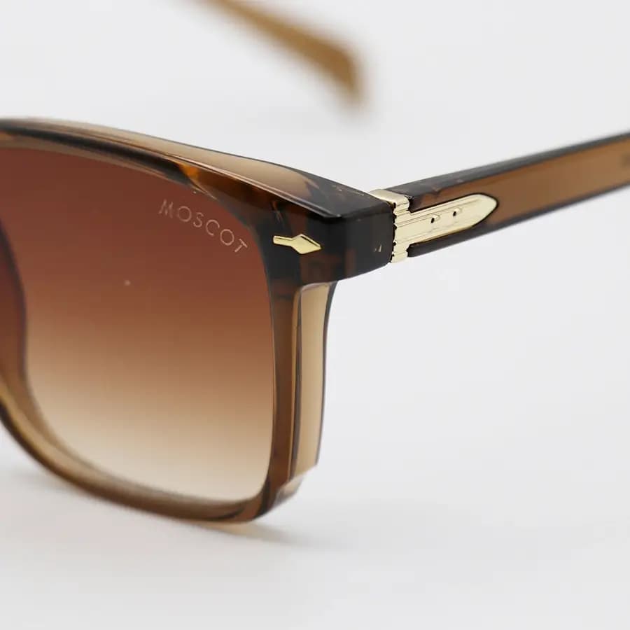 عینک آفتابی Moscot با فریم مربعی شکل، رنگ قهوه‌ای براق و عدسی قهوه‌ای سایه روشن مدل 6019 — تصویر ۶