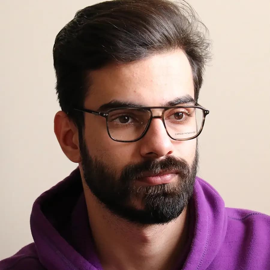 عینک طبی تک کاوره EMPORIO ARMANI با فریم رنگ قهوه‌ای براق، شکل خلبانی، دسته سیم‌دار و کاور قهوه‌ای تیره و پلاریزه مدل OLD025A — تصویر ۲