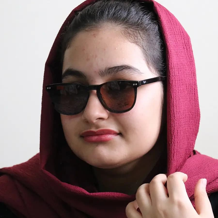 عینک طبی تک کاوره ریبن با فریم رنگ قهوه‌ای براق، شکل مربعی، دسته سیم‌دار، لولا فنردار و کاور قهوه‌ای تیره و پلاریزه مدل OLD010A — تصویر ۲