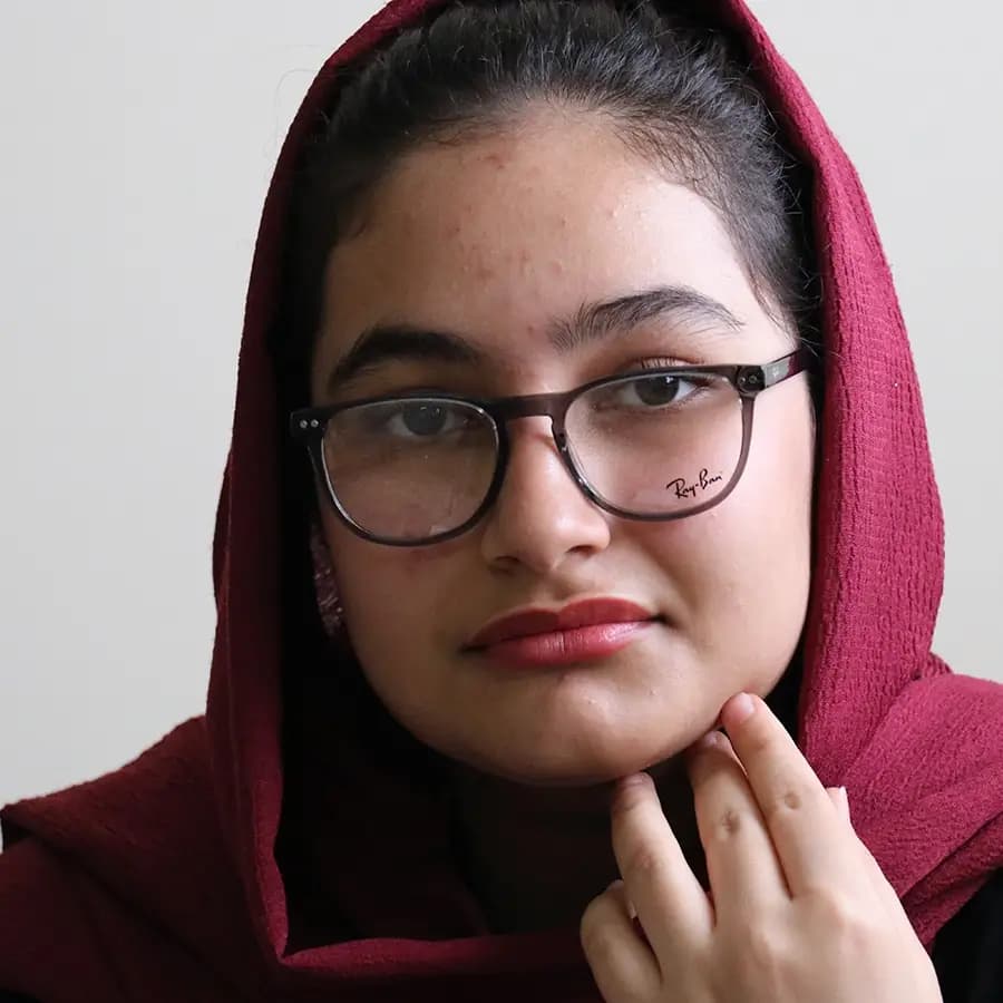 عینک طبی تک کاوره Ray-Ban با فریم رنگ طوسی براق، شکل مربعی، دسته سیمدار، لولا فنردار و کاور دودی تیره و پلاریزه مدل OLD010A — تصویر ۲
