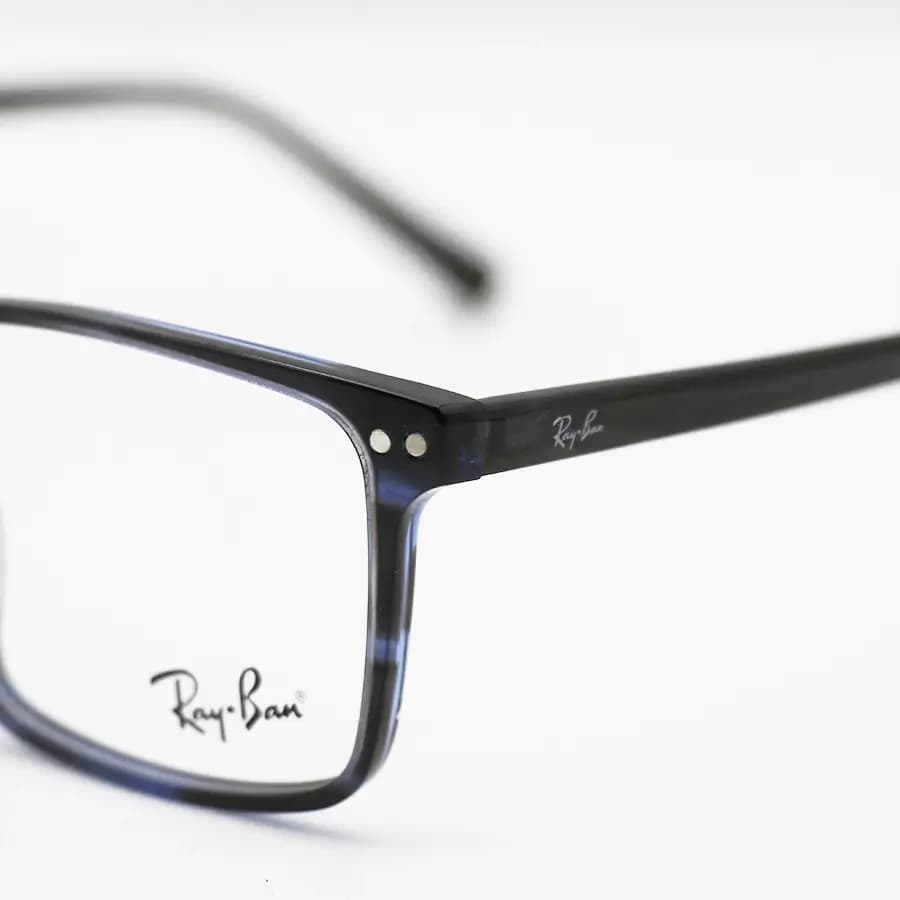 عینک طبی تک کاوره Ray-Ban با فریم آبی رنگ، شکل مستطیلی، دسته سیم‌دار، طوسی رنگ، لولا فنری و کاور دودی تیره و پلاریزه مدل OLD023A — تصویر ۷