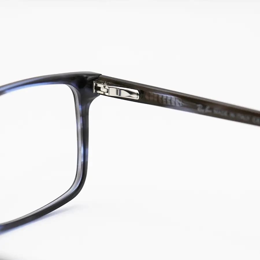 عینک طبی تک کاوره Ray-Ban با فریم آبی رنگ، شکل مستطیلی، دسته سیم‌دار، طوسی رنگ، لولا فنری و کاور دودی تیره و پلاریزه مدل OLD023A — تصویر ۶