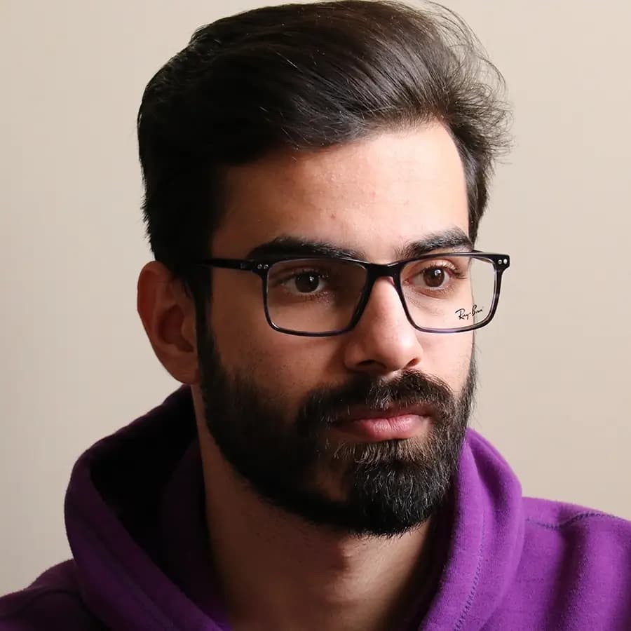 عینک طبی تک کاوره Ray-Ban با فریم آبی رنگ، شکل مستطیلی، دسته سیم‌دار، طوسی رنگ، لولا فنری و کاور دودی تیره و پلاریزه مدل OLD023A — تصویر ۲