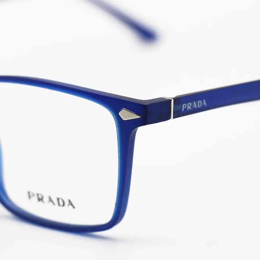 عینک طبی تک کاوره Prada با فریم رنگ آبی مات، شکل مستطیلی و کاور دودی تیره و پلاریزه مدل 7701 — تصویر ۷