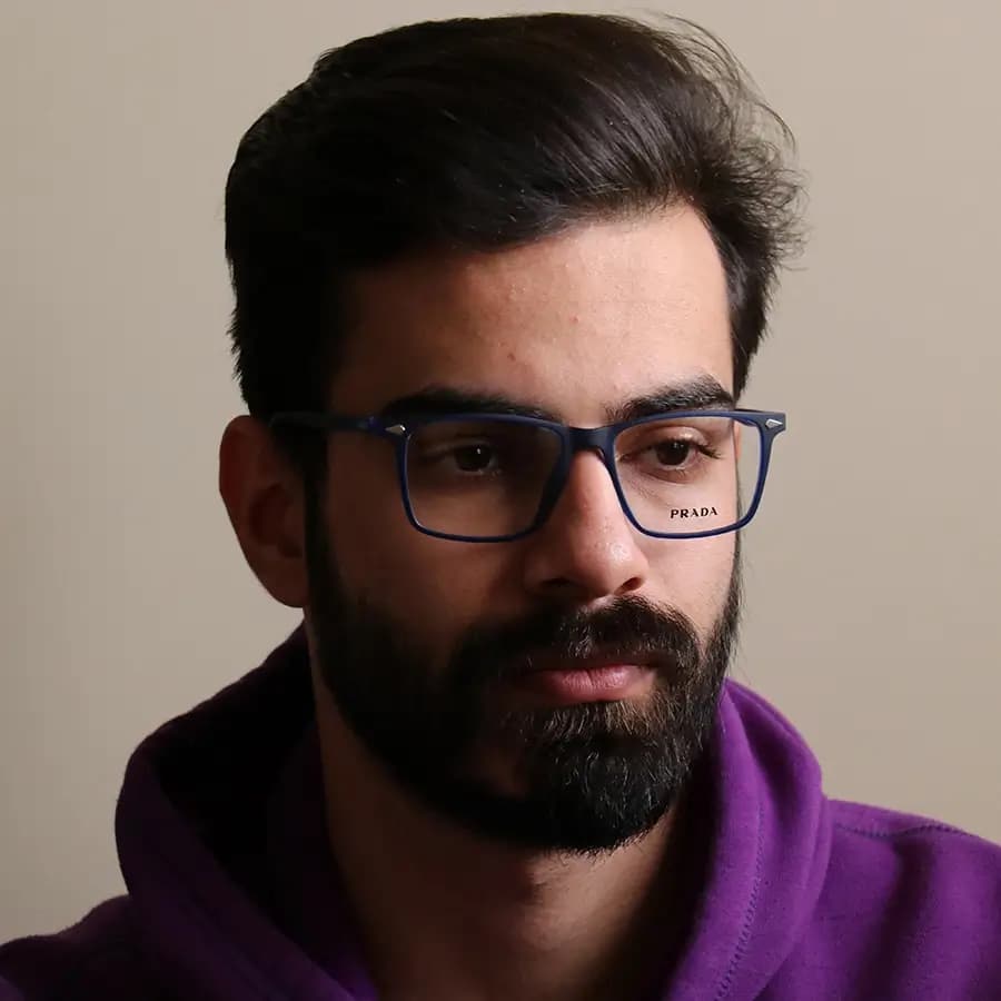 عینک طبی تک کاوره Prada با فریم رنگ آبی مات، شکل مستطیلی و کاور دودی تیره و پلاریزه مدل 7701 — تصویر ۲