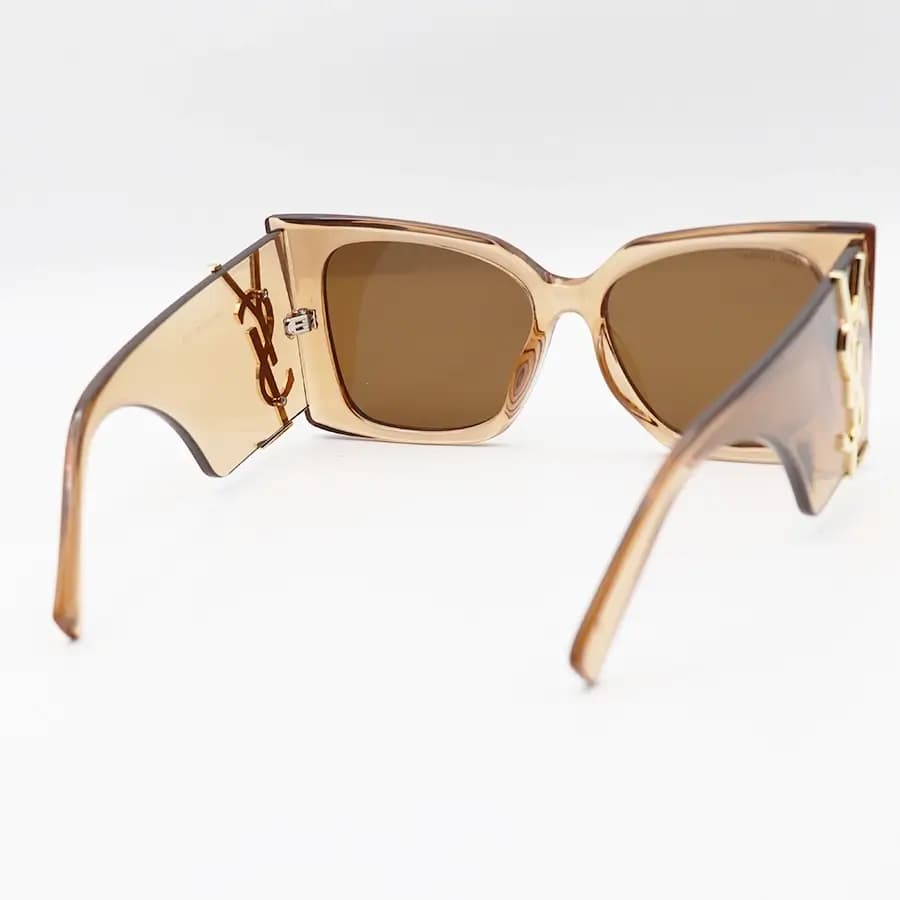 عینک آفتابی فانتزی YSL با فریم عسلی براق، شکل چشم گربهای، اور سایز و دسته پهن و لنز قهوهای تیره مدل 6001 — تصویر ۴