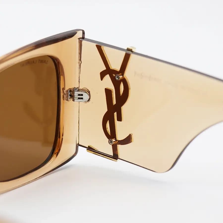 عینک آفتابی فانتزی YSL با فریم عسلی براق، شکل چشم گربهای، اور سایز و دسته پهن و لنز قهوهای تیره مدل 6001 — تصویر ۵