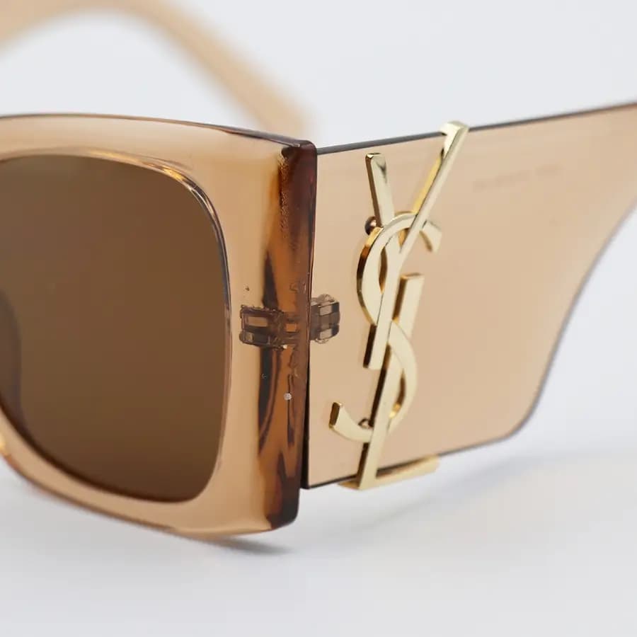 عینک آفتابی فانتزی YSL با فریم عسلی براق، شکل چشم گربهای، اور سایز و دسته پهن و لنز قهوهای تیره مدل 6001 — تصویر ۶