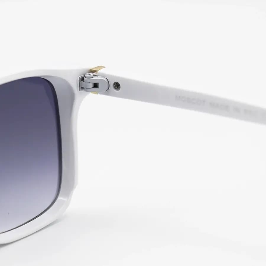 عینک آفتابی Moscot با فریم مربعی شکل، رنگ سفید براق و لنز دودی سایه روشن مدل 6019 — تصویر ۵