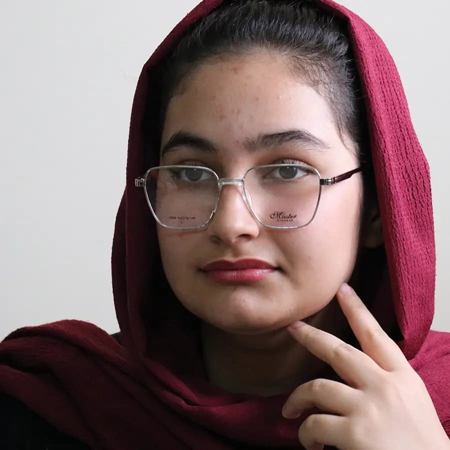 فریم عینک طبی با فریم رنگ طلایی و قهوه‌ای، شکل چندضلعی، از جنس فلزی و لولا فنردار مدل 2205 — تصویر ۲