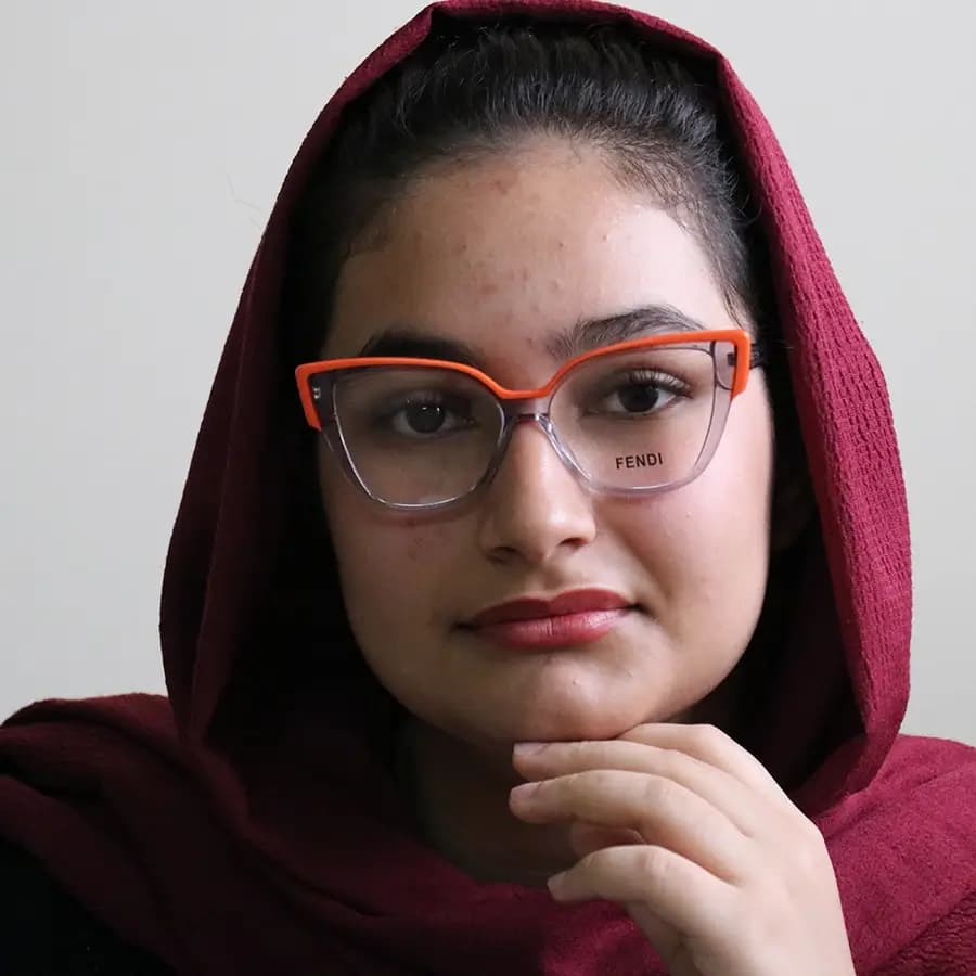 عینک طبی زنانه Fendi با فریم نارنجی و طوسی، شکل چشم گربه‌ای، از جنس استات و دسته رنگ طوسی و سیم‌دار و لولا فنری مدل LJ9016 — تصویر ۲