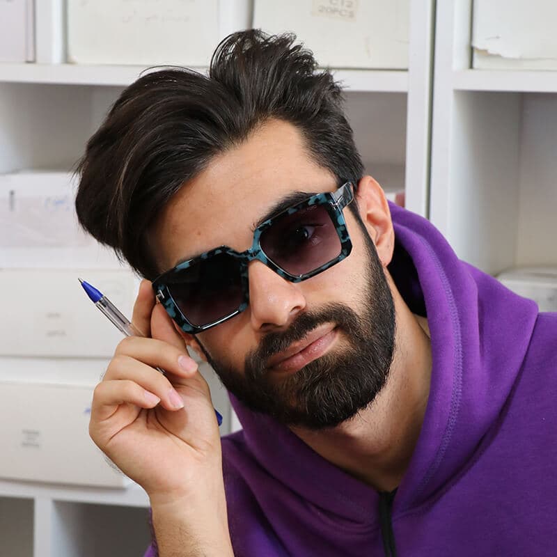 عینک آفتابی TOM FORD با فریم چند رنگ، مربعی شکل و عدسی دودی سایه روشن مدل 7276 — تصویر ۷