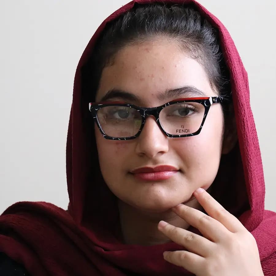 عینک طبی زنانه Fendi با فریم رنگ مشکی براق، شکل چشم گربهای، از جنس استات و دسته سیمدار و لولا فنردار مدل XL6028 — تصویر ۲