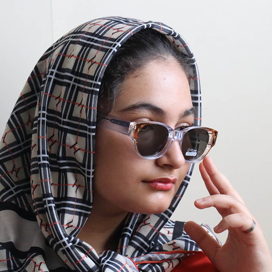 عینک آفتابی زنانه گوچی با فریم صورتی، شکل بیضی، دسته سیمدار و لنز قهوهای تیره و پلاریزه مدل 669802 — تصویر ۲