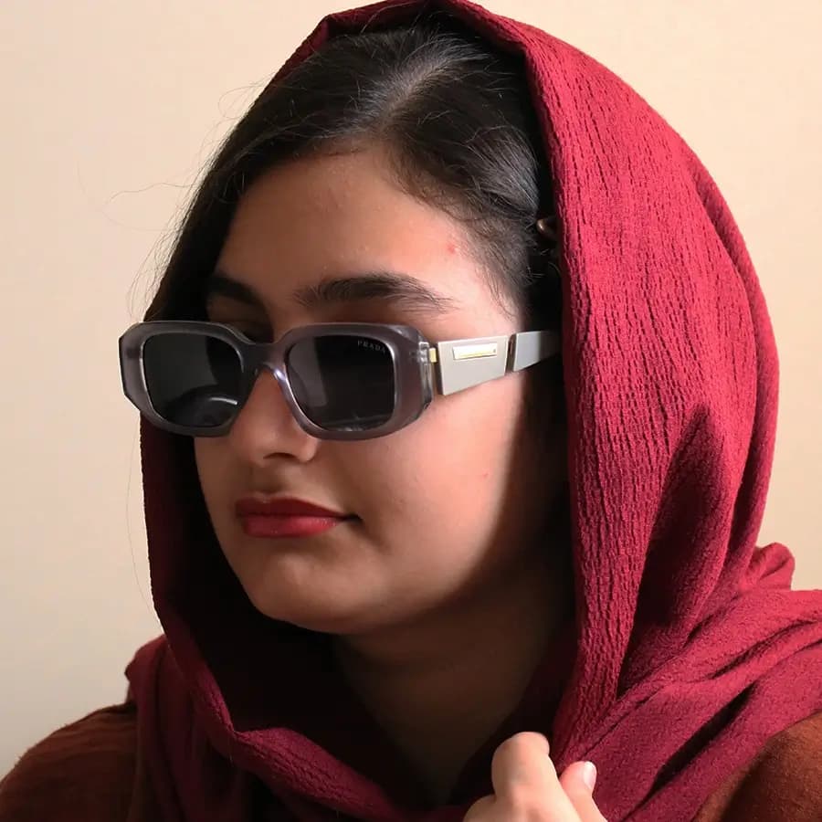 عینک آفتابی PRADA با فریم مستطیلی شکل، رنگ مشکی و هاوانا، دسته سیم‌دار و لنز سبز تیره مدل 8864 — تصویر ۲
