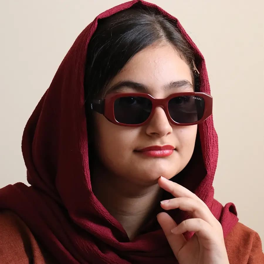عینک آفتابی پرادا با فریم مستطیلی شکل، رنگ قرمز براق، دسته سیم‌دار و لنز دودی تیره مدل 8864 — تصویر ۲