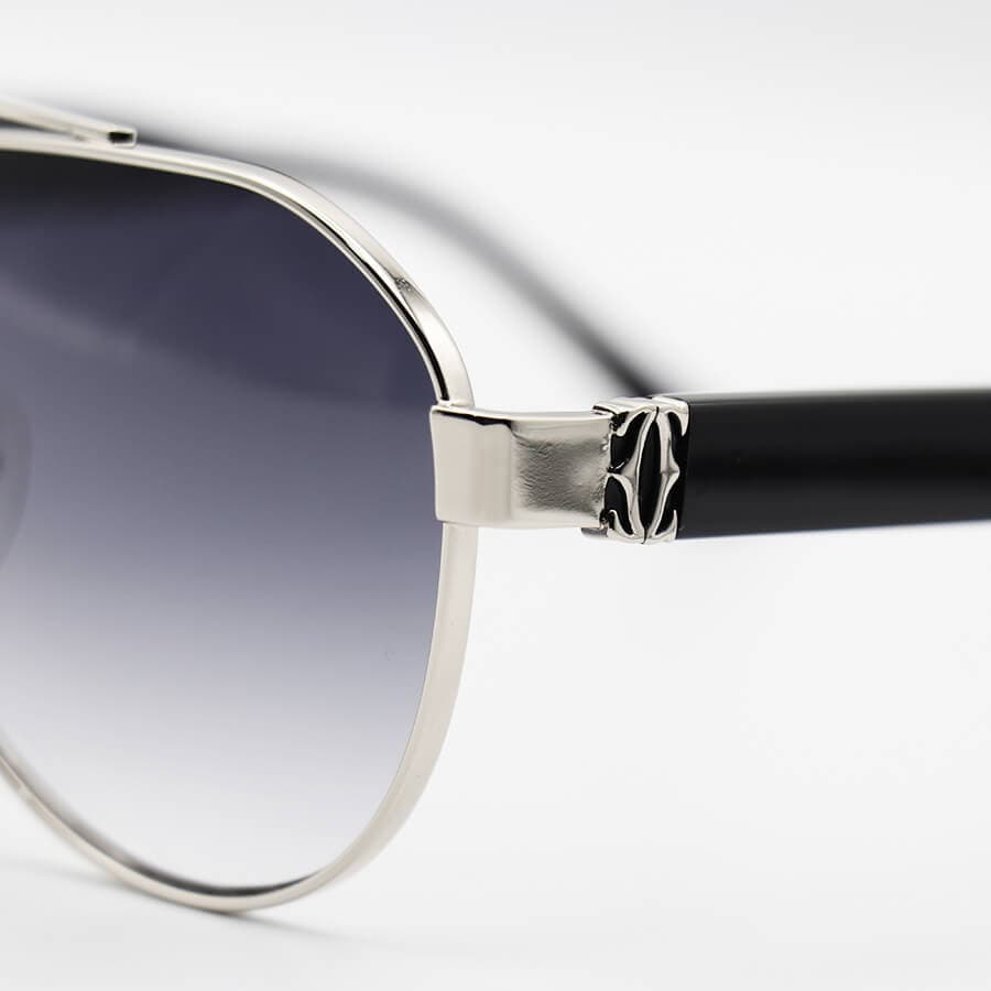 عینک آفتابی Cartier با فریم خلبانی، رنگ نقرهای، دسته مشکی و لنز دودی گرادینت مدل CT1185S 006 — تصویر ۸