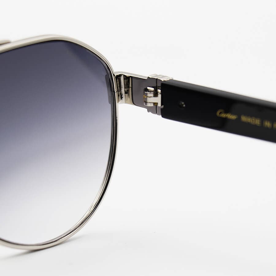 عینک آفتابی Cartier با فریم خلبانی، رنگ نقرهای، دسته مشکی و لنز دودی گرادینت مدل CT1185S 006 — تصویر ۷