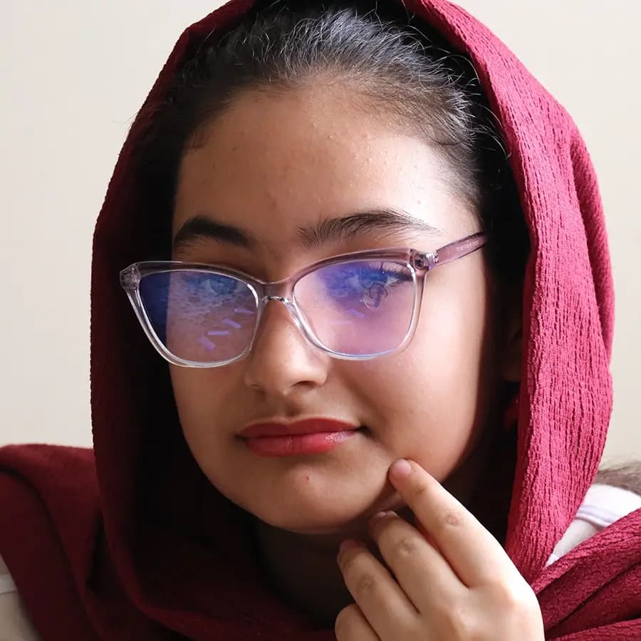 عینک زنانه با فریم طوسی رنگ، شکل بال پروانهای، از جنس کائوچو و لنز بلوکات مدل 20385 — تصویر ۲