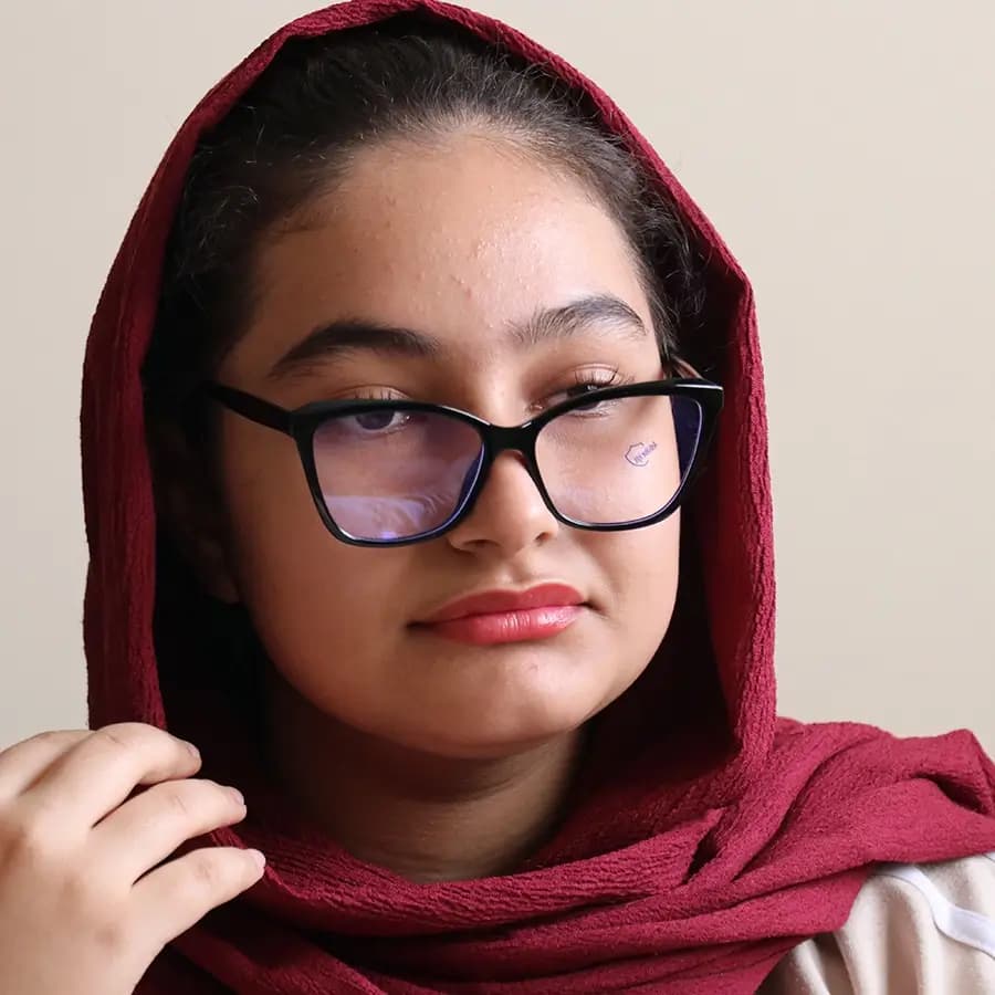 عینک زنانه با فریم مشکی رنگ، شکل بال پروانهای، از جنس کائوچو و لنز بلوکات مدل 20385 — تصویر ۲