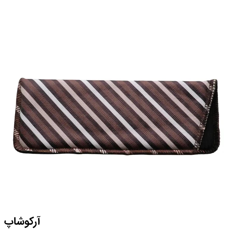 عینک مطالعه نزدیک بین نمره +2.50 با فریم قهوهای، شکل مستطیلی، لولا فنری و برند MakerField مدل H104 — تصویر ۸