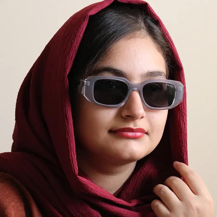 عینک آفتابی Prada با فریم مستطیلی شکل، رنگ طوسی براق، دسته سیمدار و لنز دودی تیره مدل 8864 — تصویر ۲