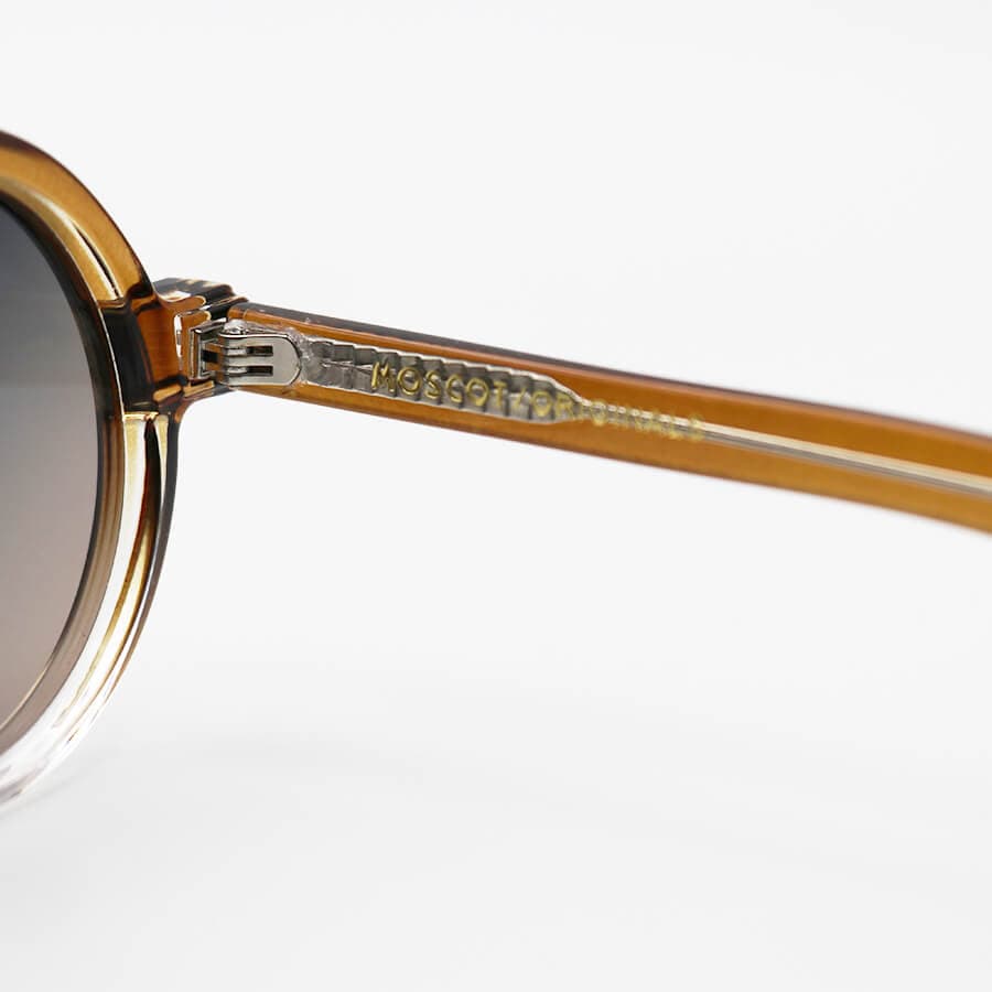 عینک آفتابی پلاریزه Moscot با فریم گرد، رنگ قهوه‌ای، دسته سیم‌دار و لنز قهوه‌ای هایلایت مدل P1206 — تصویر ۵