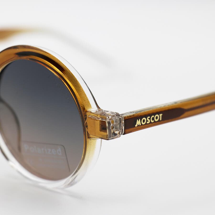 عینک آفتابی پلاریزه Moscot با فریم گرد، رنگ قهوه‌ای، دسته سیم‌دار و لنز قهوه‌ای هایلایت مدل P1206 — تصویر ۶