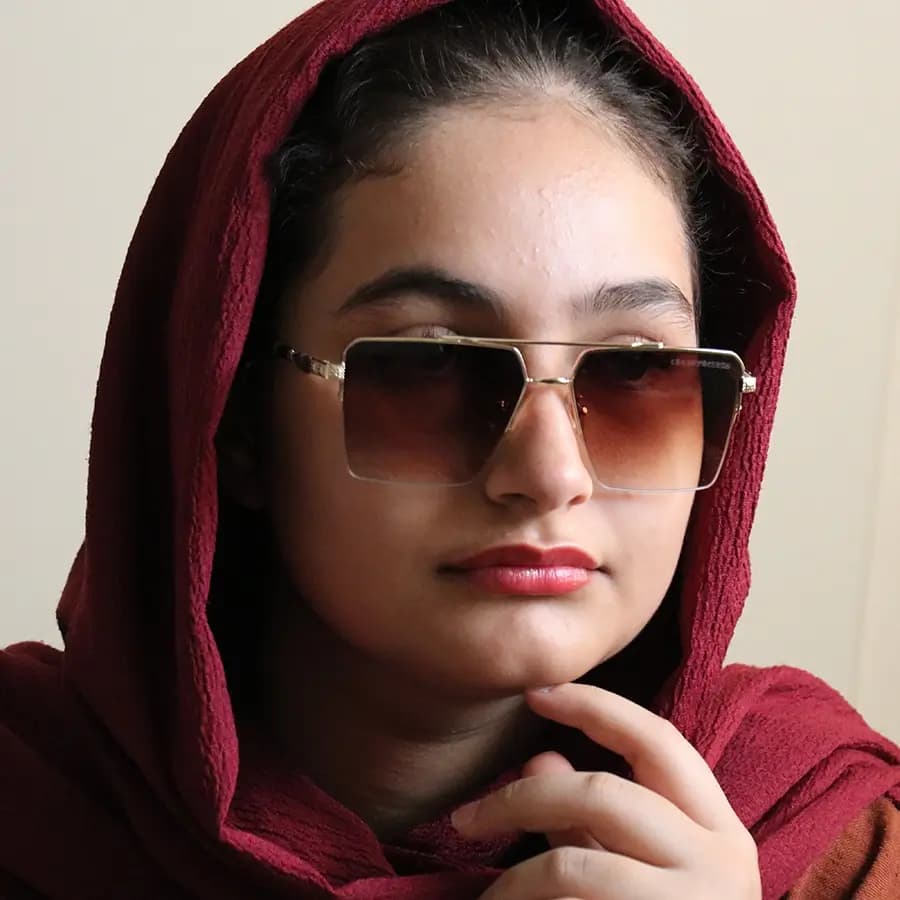 عینک آفتابی کروم هارتز با فریم طلایی، شکل مربعی، طرح نیم‌فریم و لنز دودی تیره مدل 22320 — تصویر ۲