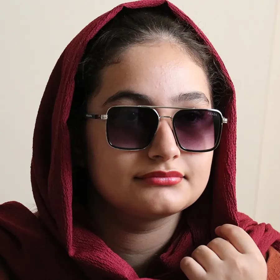 عینک آفتابی پرادا با فریم مربعی شکل، رنگ نوک مدادی و عدسی دودی سایه روشن مدل PR2001 — تصویر ۲
