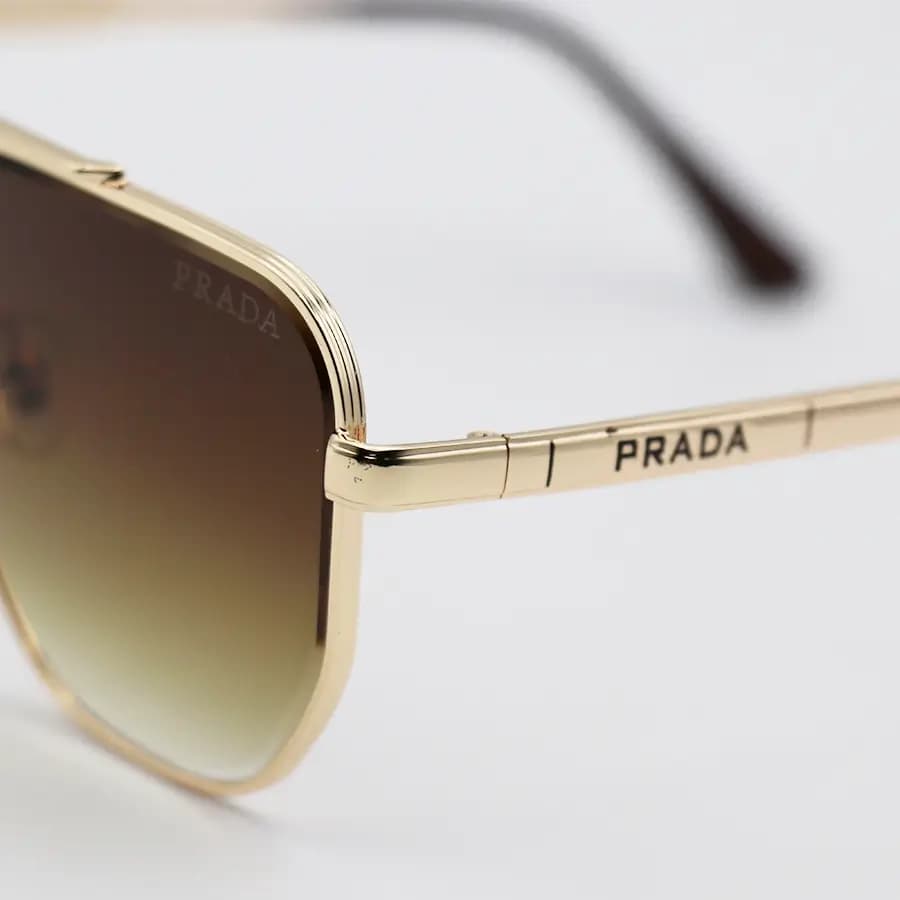 عینک آفتابی Prada با فریم شکل چندضلعی، طلایی رنگ و عدسی قهوه‌ای سایه روشن مدل 22410 — تصویر ۶