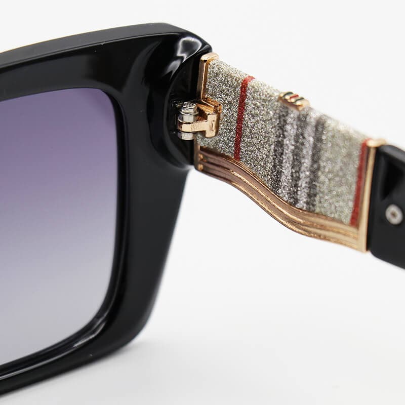 عینک آفتابی پلاریزه با فریم رزگلد ، مربعی، لنز دودی، دسته طرح دار Burberry مدل P2325 — تصویر ۹
