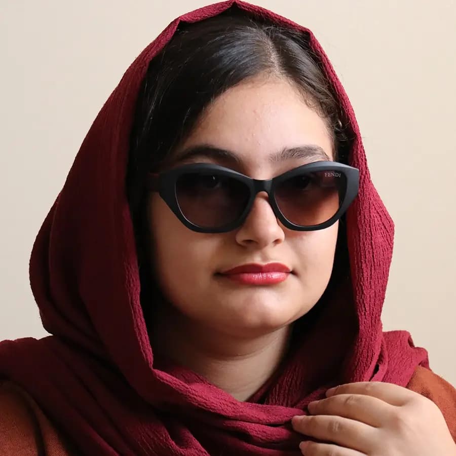 عینک آفتابی زنانه فندی با فریم رنگ قهوه‌ای براق، شکل چندضلعی و لنز قهوه‌ای گرادینت مدل 1144 — تصویر ۲