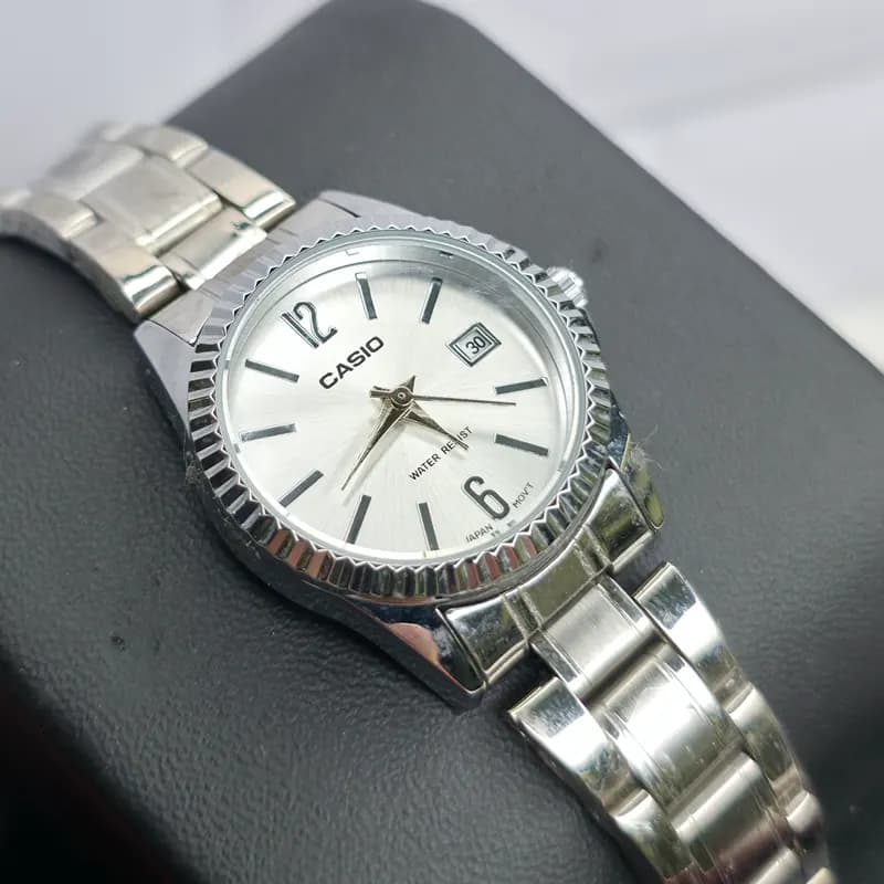 ساعت ست مردانه-زنانه کاسیو مدل CASIO-MTP-1183 – بند نقره ای صفحه نقره ای — تصویر ۲