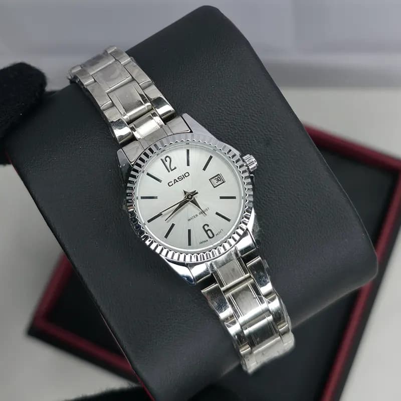 ساعت ست مردانه-زنانه کاسیو مدل CASIO-MTP-1183 – بند نقره ای صفحه نقره ای — تصویر ۶