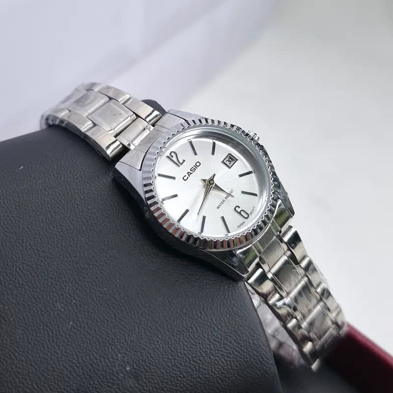 ساعت زنانه کاسیو مدل CASIO-MTP-1183 – بند نقره ای صفحه نقره ای — تصویر ۸