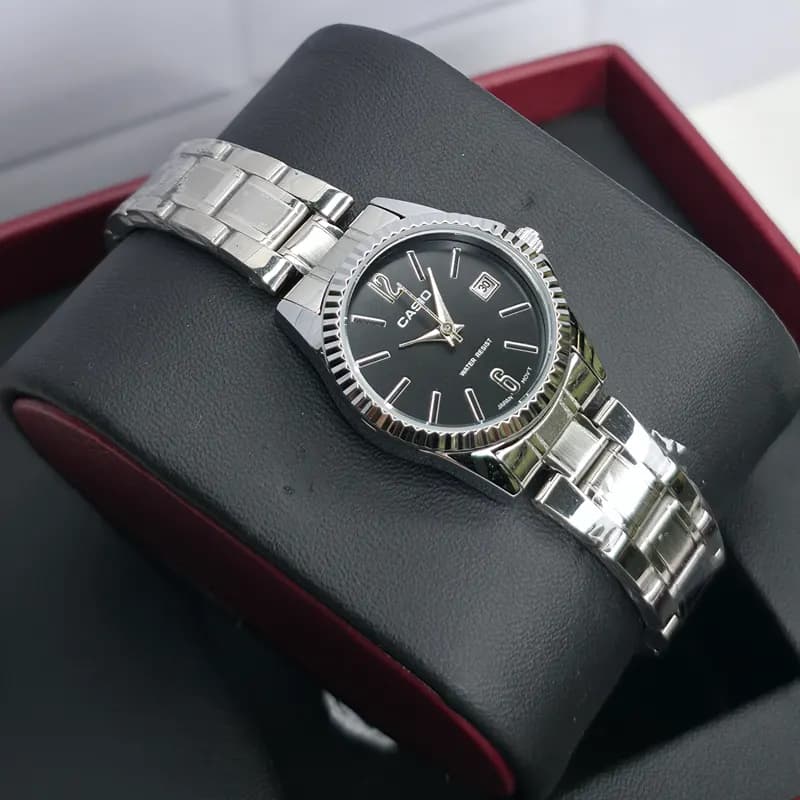 ساعت ست مردانه-زنانه کاسیو مدل CASIO-MTP-1183 – بند نقره ای صفحه مشکی — تصویر ۲