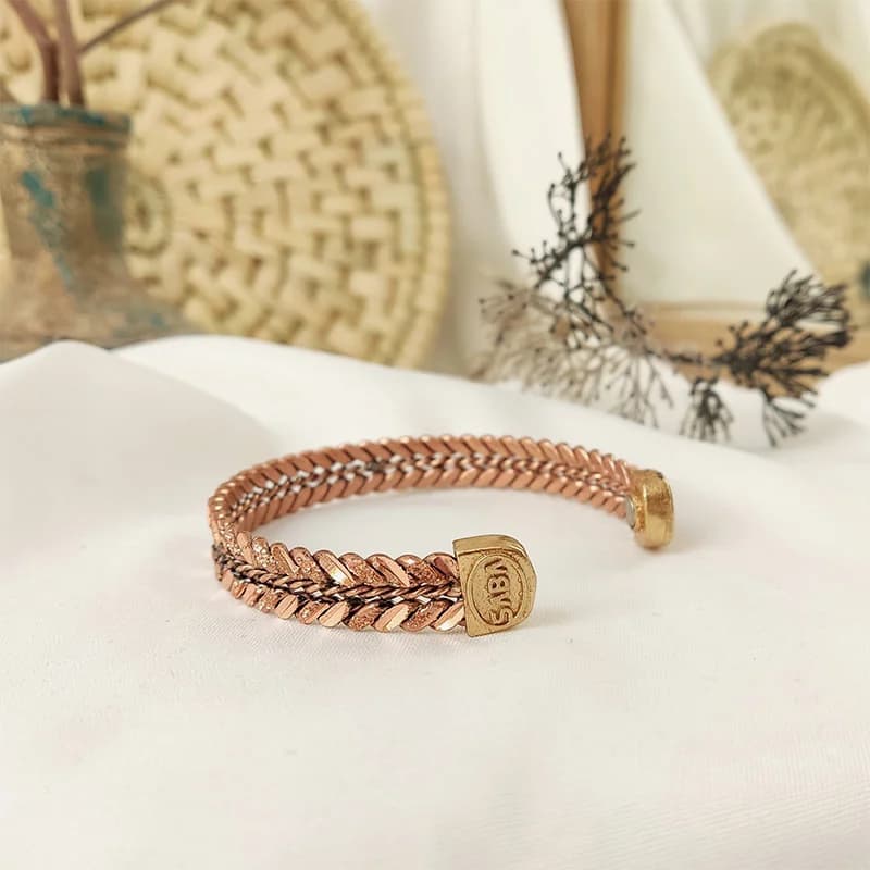 دستبند مسی مگنتی گندمی مدل مات ضربه و تراش وسط خط JW699 — تصویر ۳
