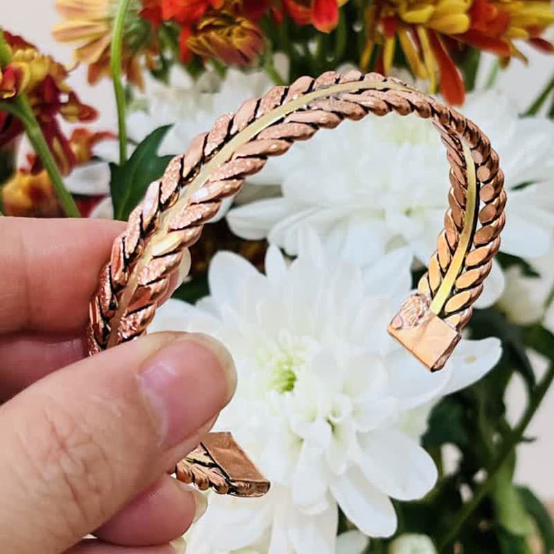 دستبند مسی پهن گندمی مات وسط ساده برنجی JW615 — تصویر ۳