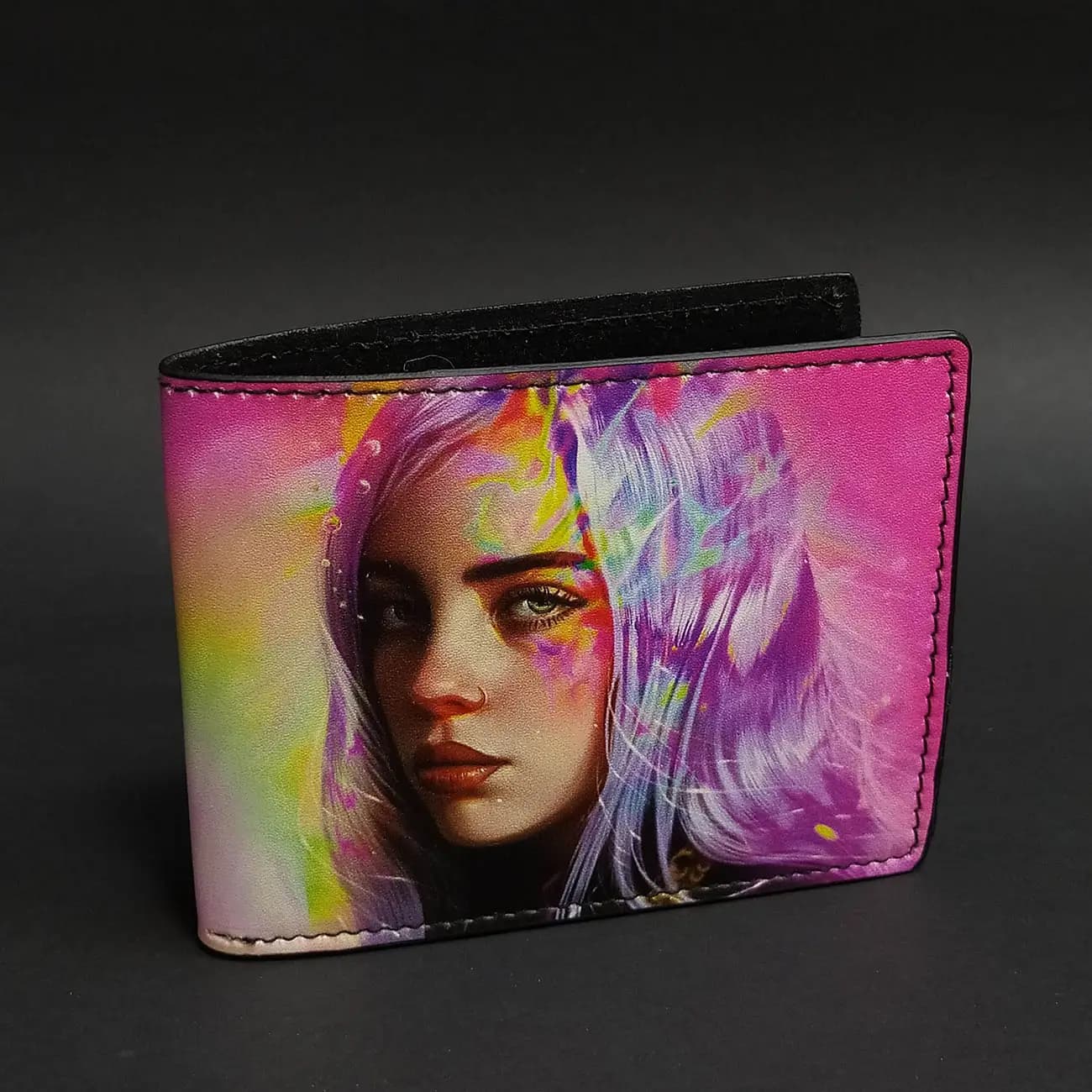 کیف پول چرم چاپی Billie Eilish | مدل بیلی آیلیش با طراحی موسیقیایی و استایل خیابانی