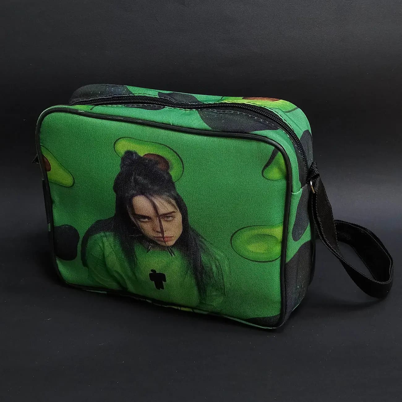 کیف دوشی چاپی برزنت Billie Eilish | مدل Green Portrait پرتره سبز بیلی آیلیش با طراحی موزیکال و استایل آلترناتیو