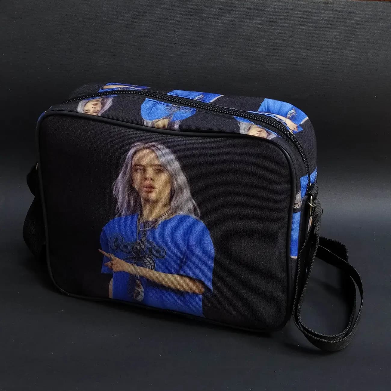 کیف دوشی چاپی برزنت Billie Eilish | مدل Blue Outfit پرتره لباس آبی با طراحی فندومی و استایل موزیکال