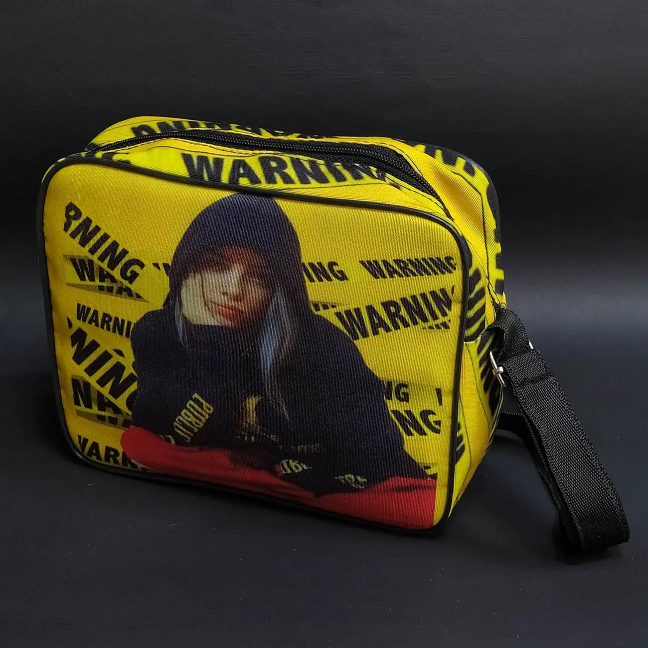 کیف دوشی چاپی برزنت Billie Eilish | مدل Warning Tape زرد بیلی آیلیش با طراحی گرافیکی و استایل آلترناتیو