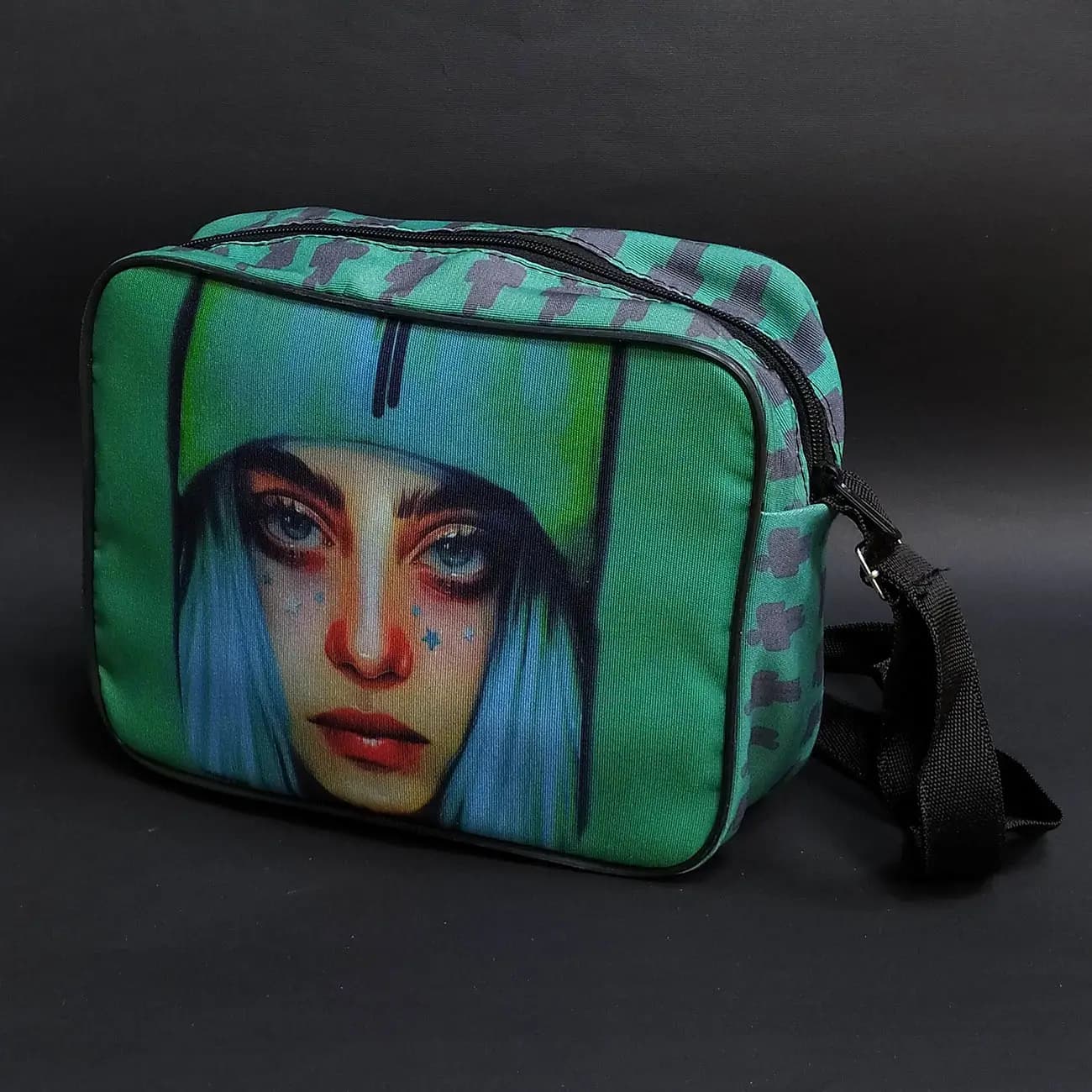 کیف دوشی چاپی برزنت Billie Eilish | مدل Blue Hair Portrait پرتره مو آبی بیلی آیلیش با طراحی هنری و استایل فندومی