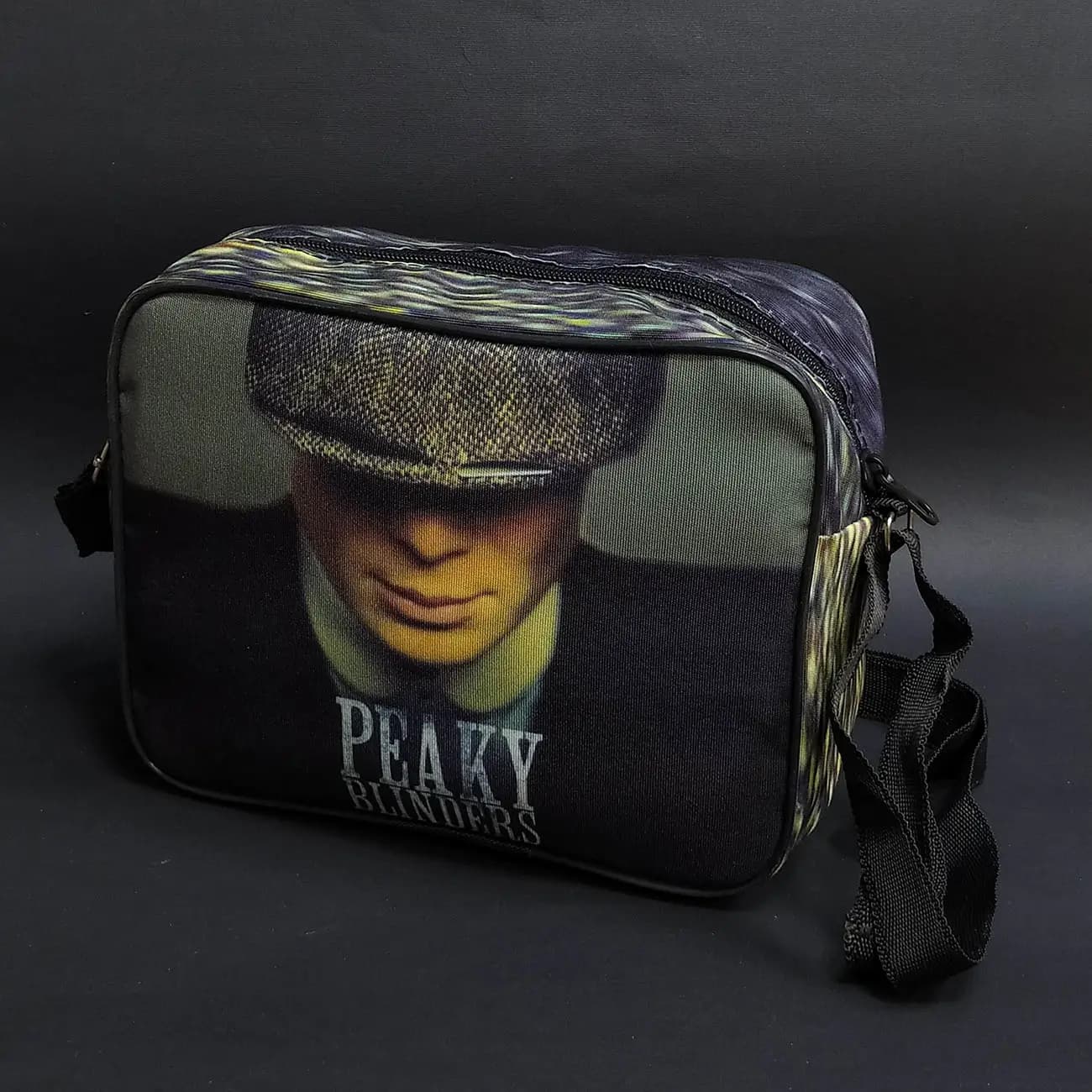 کیف دوشی چاپی برزنت Peaky Blinders | طرح سریال پیکی بلایندرز با استایل کلاسیک و نوستالژیک