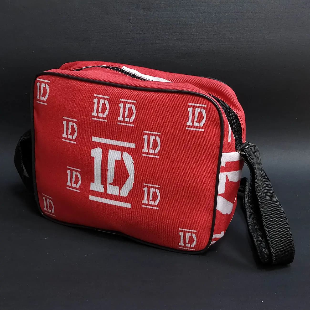 کیف دوشی چاپی برزنت One Direction | طرح لوگوی قرمز 1D وان دایرکشن با استایل موزیکال و فندومی