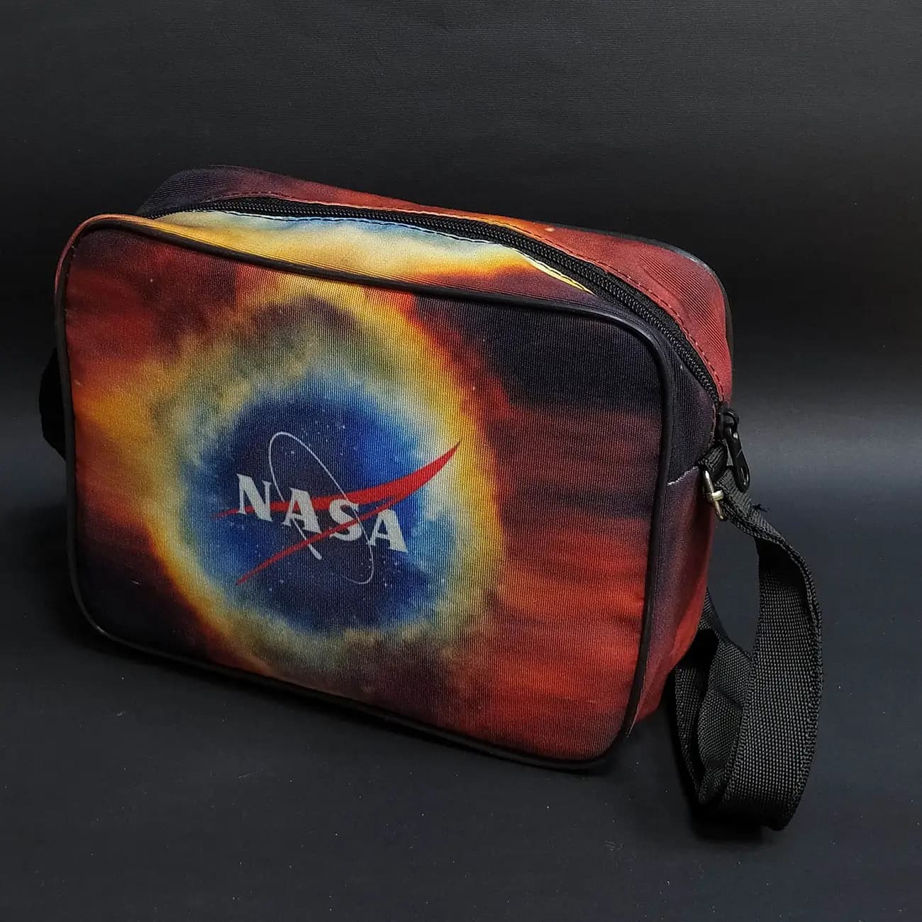 کیف دوشی چاپی برزنت NASA Galaxy | طرح لوگوی ناسا با پس‌زمینه کهکشانی و استایل فضایی
